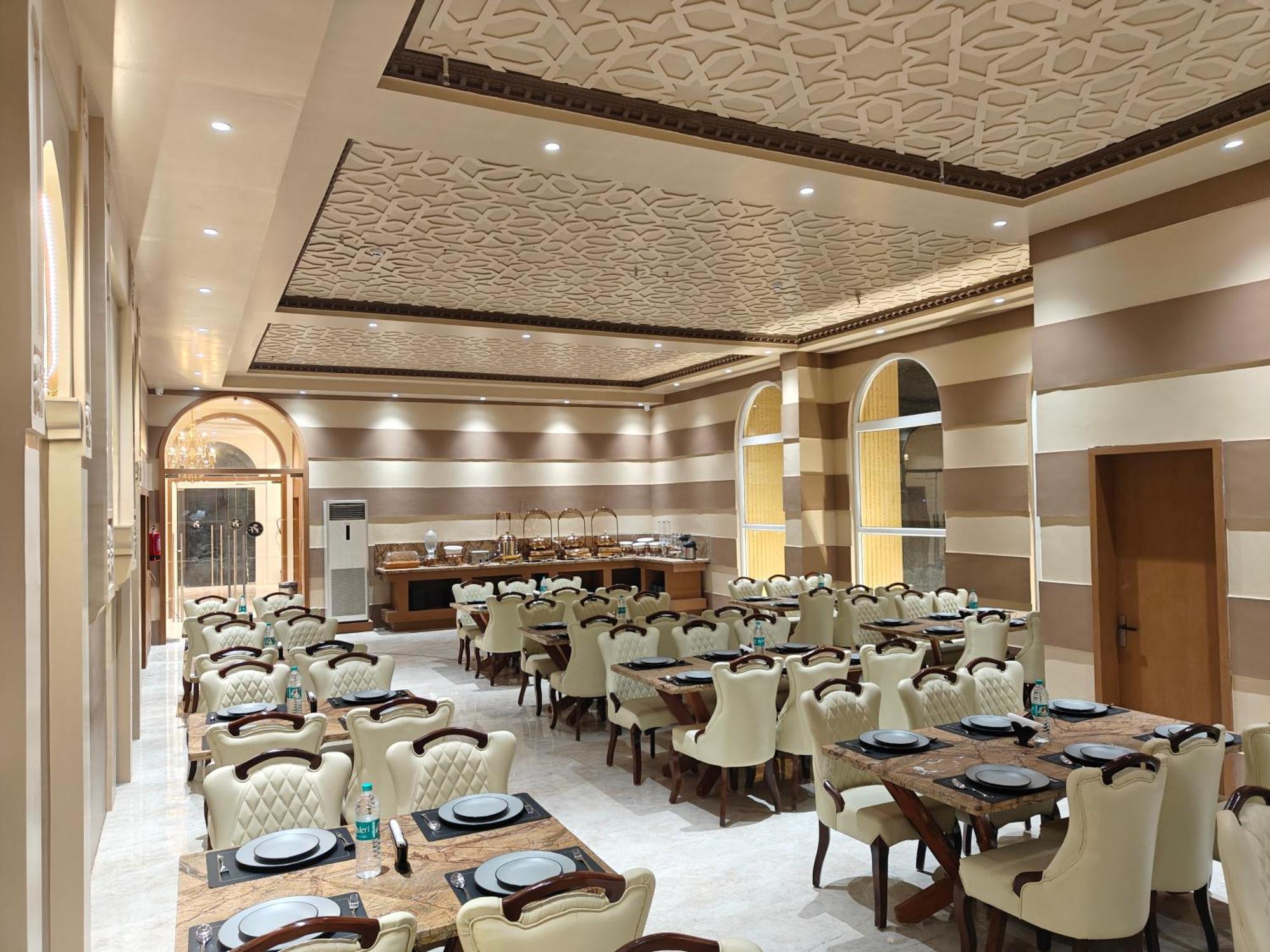 Hotel The S Crown Somnāth Exterior foto